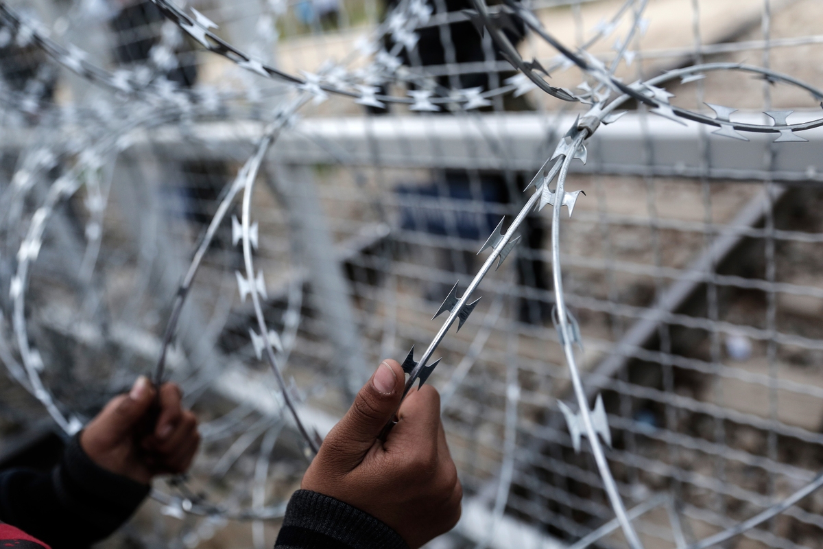 Afghans; Greece; Idomeni; borders; crisis; fence; immigrants; immigration; migrants; migration; refugees; Αφγανιστάν; Αφγανοί; Αφγανός; Ειδομένη; Ελλάδα; κρίση; μετανάστες; μετανάστευση; μετανάστης; μεταναστευτικό; προσφυγικό; πρόσφυγας; πρόσφυγες; συρματόπλεγμα; σύνορα; φράχτης;