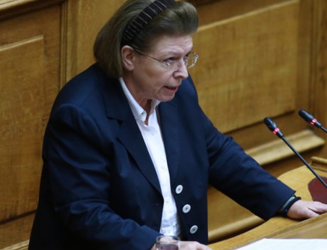 mendoni-me-steka-sti-vouli