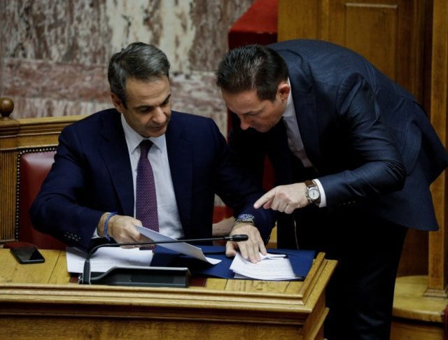 Μητσοτάκης-Πέτσας-Βουλή-741×486