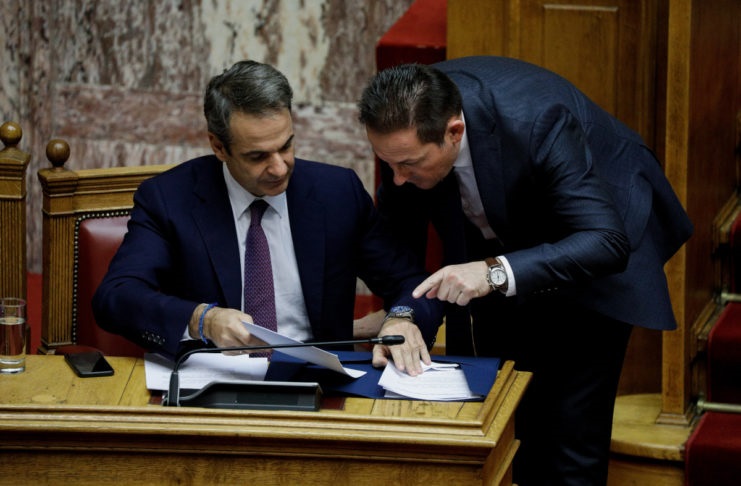 Μητσοτάκης-Πέτσας-Βουλή-741×486