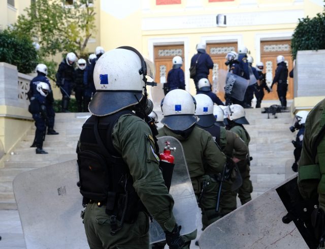 ASOEE; clashes; demonstration; police; protest; riot police; tension; university; ΑΣΟΕΕ; ΜΑΤ; άσυλο; ένταση; αστυνομία; διαμαρτυρία; είσοδος; επεισόδια; οδοφράγματα; οικονομικό πανεπιστήμιο; πανεπιστήμια; πανεπιστήμιο; φοιτητές;