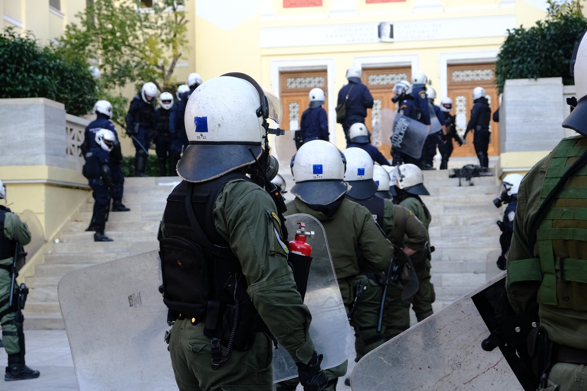ASOEE; clashes; demonstration; police; protest; riot police; tension; university; ΑΣΟΕΕ; ΜΑΤ; άσυλο; ένταση; αστυνομία; διαμαρτυρία; είσοδος; επεισόδια; οδοφράγματα; οικονομικό πανεπιστήμιο; πανεπιστήμια; πανεπιστήμιο; φοιτητές;