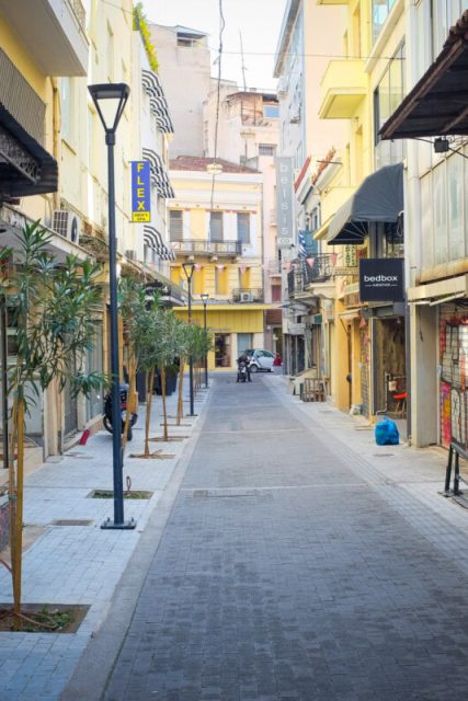 Κλειστά μαγαζιά, άδειοι δρόμοι