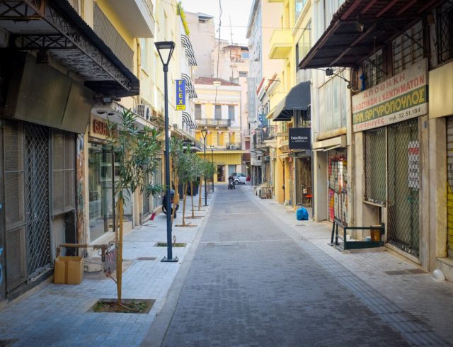 Κλειστά μαγαζιά, άδειοι δρόμοι