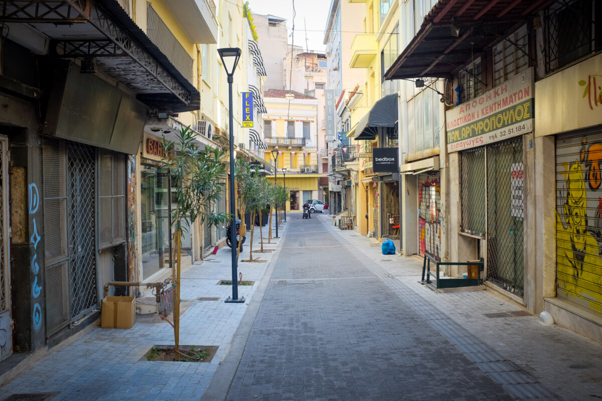 Κλειστά μαγαζιά, άδειοι δρόμοι