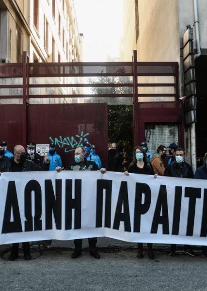 Μενδώνη παραιτήσου