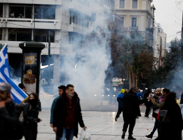 Σύνταγμα αρνητές