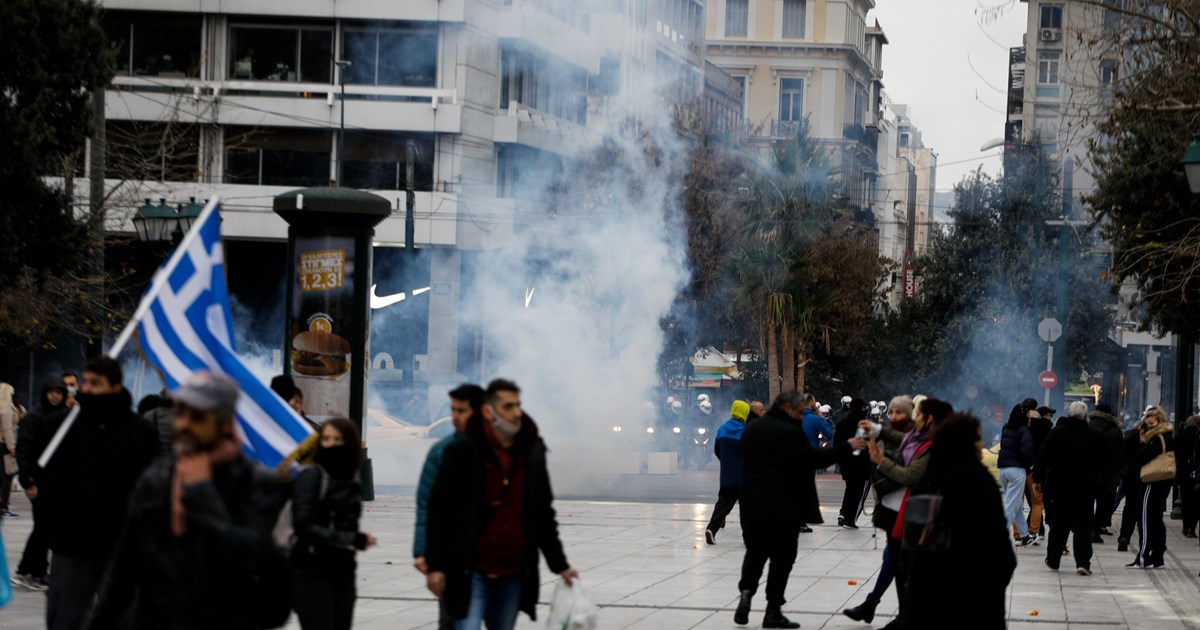 Σύνταγμα αρνητές