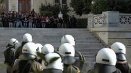 arrest; lock out; police; Polytechnic uprising; riot police; students; tension; ΑΣΟΕΕ; Αστυνομία; ΜΑΤ; Οικονομικό Πανεπιστήμιο; ένταση; αναστολή λειτουργείας; αστυνομικός; επεισόδια; κλείσιμο; σύλληψη; φοιτητές; φοιτητής;