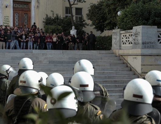 arrest; lock out; police; Polytechnic uprising; riot police; students; tension; ΑΣΟΕΕ; Αστυνομία; ΜΑΤ; Οικονομικό Πανεπιστήμιο; ένταση; αναστολή λειτουργείας; αστυνομικός; επεισόδια; κλείσιμο; σύλληψη; φοιτητές; φοιτητής;