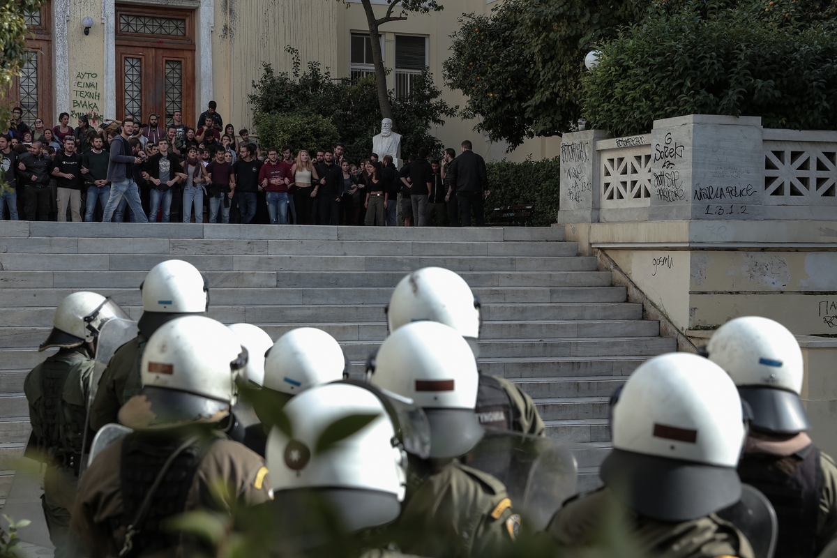 arrest; lock out; police; Polytechnic uprising; riot police; students; tension; ΑΣΟΕΕ; Αστυνομία; ΜΑΤ; Οικονομικό Πανεπιστήμιο; ένταση; αναστολή λειτουργείας; αστυνομικός; επεισόδια; κλείσιμο; σύλληψη; φοιτητές; φοιτητής;