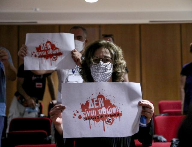 court house; courtroom; extreme right; Far-right; Golden Dawn; Magda Fyssa; nazi; neo-nazi; restart; trial; Δεν είναι αθώοι; Μάγδα Φύσσα; αίθουσα; ακροδεξιά; ακροδεξιοί; ακροδεξιός; δίκη; δικαστήριο; επανέαρξη; παρέμβαση;