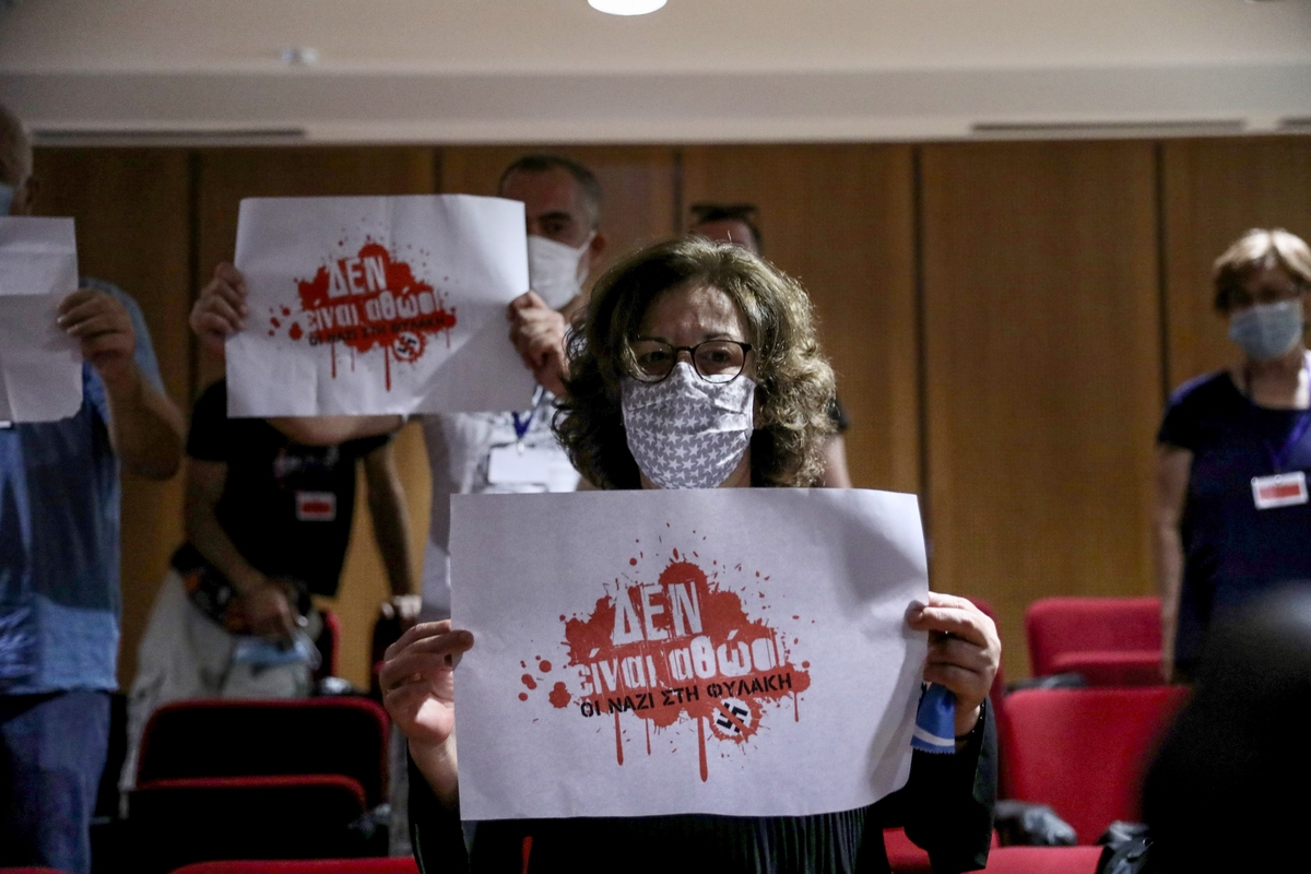 court house; courtroom; extreme right; Far-right; Golden Dawn; Magda Fyssa; nazi; neo-nazi; restart; trial; Δεν είναι αθώοι; Μάγδα Φύσσα; αίθουσα; ακροδεξιά; ακροδεξιοί; ακροδεξιός; δίκη; δικαστήριο; επανέαρξη; παρέμβαση;