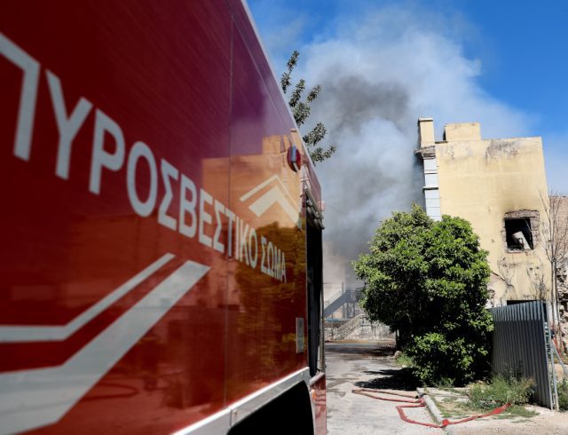 ΦΩΤΙΑ ΣΕ ΕΓΚΑΤΑΛΕΛΕΙΜΜΕΝΟ ΚΤΗΡΙΟ ΣΤΗΝ ΟΔΟ ΟΜΗΡΙΔΟΥ ΣΚΥΛΙΤΣΗ ΣΤΟΝ ΠΕΙΡΑΙΑ (EUROKINISSI/ΒΑΣΙΛΗΣ ΡΕΜΠΑΠΗΣ)