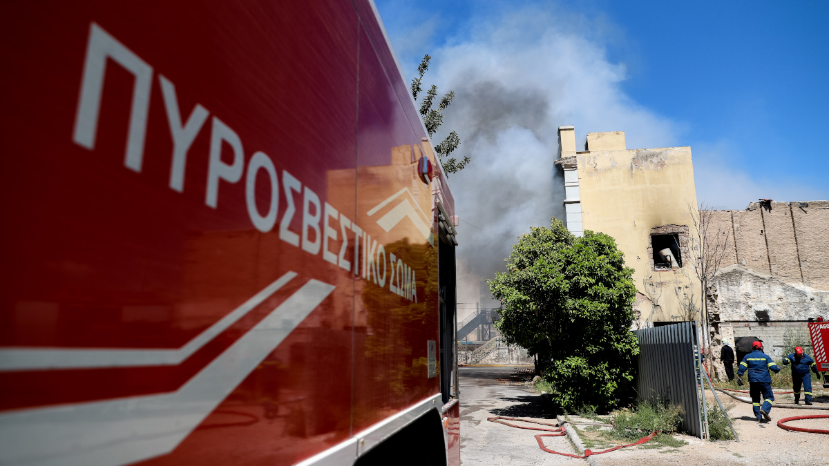 ΦΩΤΙΑ ΣΕ ΕΓΚΑΤΑΛΕΛΕΙΜΜΕΝΟ ΚΤΗΡΙΟ ΣΤΗΝ ΟΔΟ ΟΜΗΡΙΔΟΥ ΣΚΥΛΙΤΣΗ ΣΤΟΝ ΠΕΙΡΑΙΑ (EUROKINISSI/ΒΑΣΙΛΗΣ ΡΕΜΠΑΠΗΣ)