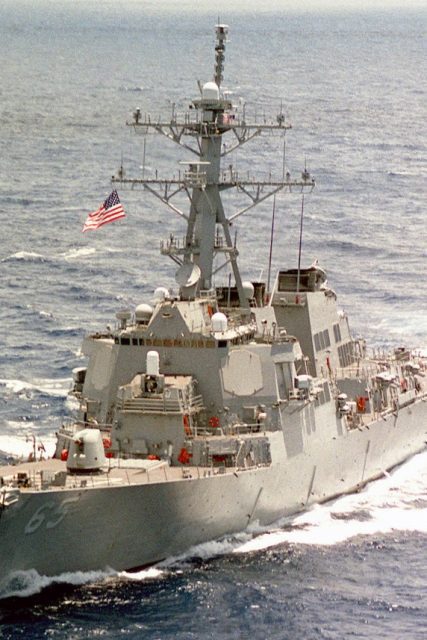Port_bow_view_of_USS_Benfold_(DDG-65)_underway_in_South_Pacific_010326-N-1644C-001