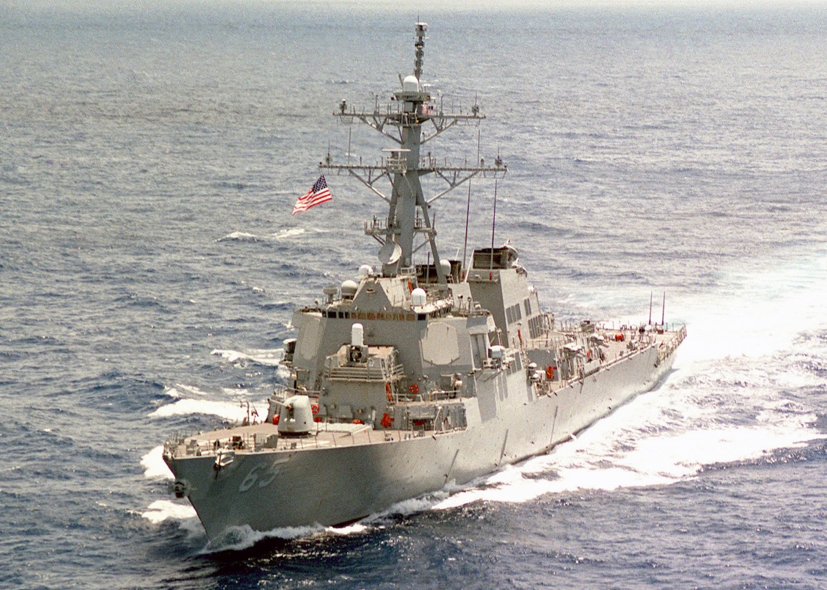 Port_bow_view_of_USS_Benfold_(DDG-65)_underway_in_South_Pacific_010326-N-1644C-001