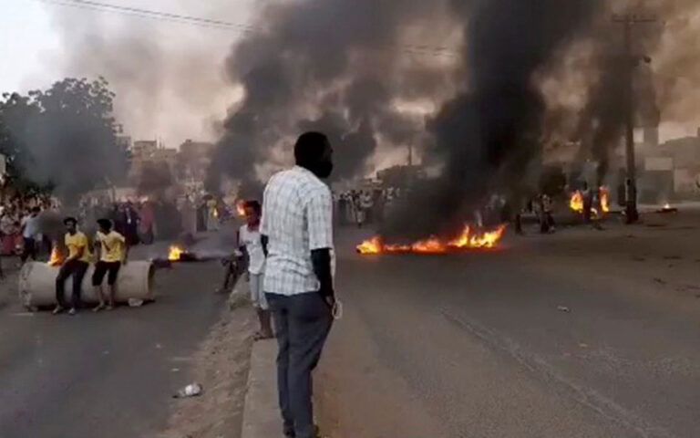 2021-10-25T054848Z_194604612_RC2TGQ943GLC_RTRMADP_3_SUDAN-POLITICS-768×480