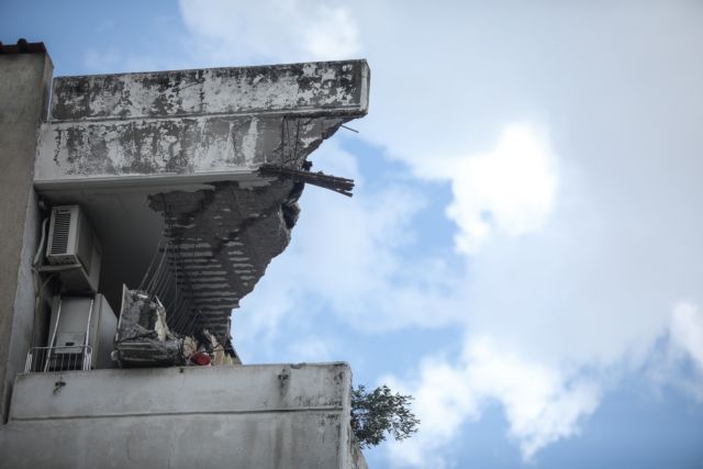 ΚΑΤΑΡΡΕΥΣΗ ΜΠΑΛΚΟΝΙΟΥ ΣΕ ΠΟΛΥΚΑΤΟΙΚΙΑ ΣΤΟ ΧΑΛΑΝΔΡΙ(ΣΩΤΗΡΗΣ ΔΗΜΗΤΡΟΠΟΥΛΟΣ/EUROKINISSI)