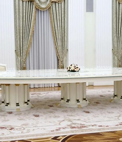 putin-macron-table-ape_172506