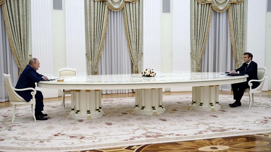 putin-macron-table-ape_172506