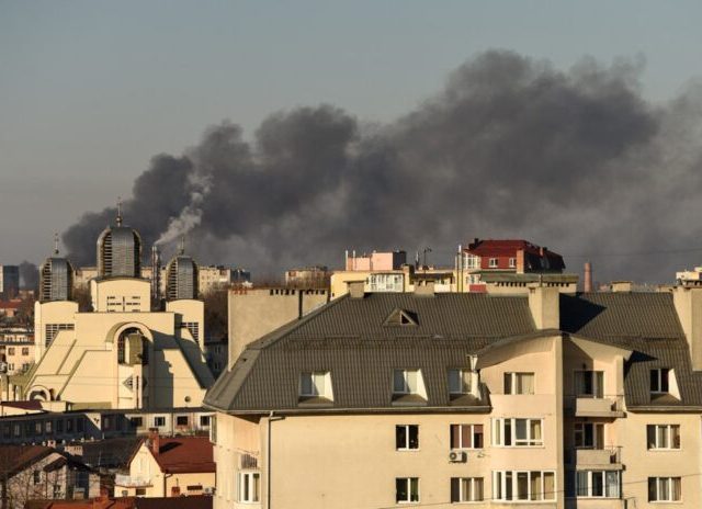 20220318-ukraine-russia-lviv-airport-shelling-afp-s-696×464