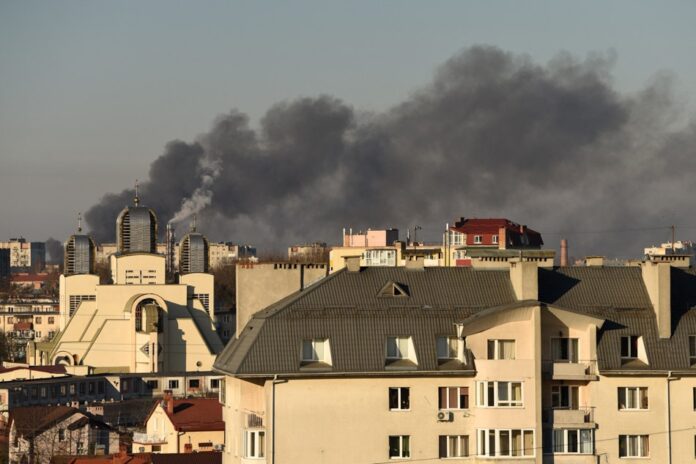 20220318-ukraine-russia-lviv-airport-shelling-afp-s-696×464