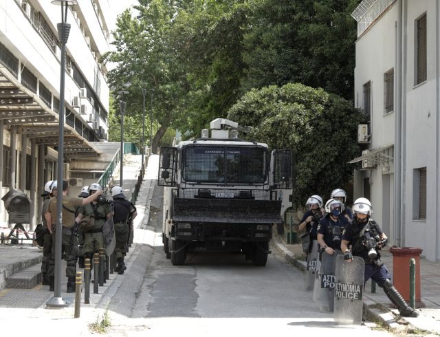 AUTH; Thessaloniki; demonstration; protest; students; ΑΠΘ; Θεσσαλονίκη; Σχολή Θετικών Επιστημών; αστυνομική βια; αύρα; βιολογικό; διαμαρτυρία; πανεπιστημιακή αστυνομία; πορεία; φοιτητές;