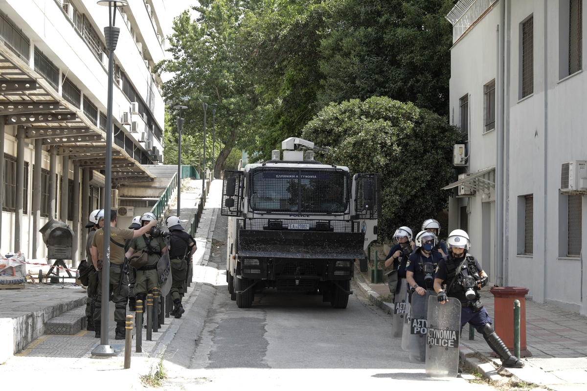 AUTH; Thessaloniki; demonstration; protest; students; ΑΠΘ; Θεσσαλονίκη; Σχολή Θετικών Επιστημών; αστυνομική βια; αύρα; βιολογικό; διαμαρτυρία; πανεπιστημιακή αστυνομία; πορεία; φοιτητές;