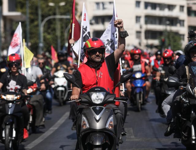 ΜΟΤΟΠΟΡΕΙΑ ΔΙΑΜΑΡΤΥΡΙΑΣ ΑΠΟ ΔΙΑΝΟΜΕΙΣ ΣΤΑ ΠΛΑΙΣΙΑ ΤΗΣ 24ωρης ΑΠΕΡΓΙΑΣ(EUROKINISSI/ΣΩΤΗΡΗΣ ΔΗΜΗΤΡΟΠΟΥΛΟΣ)