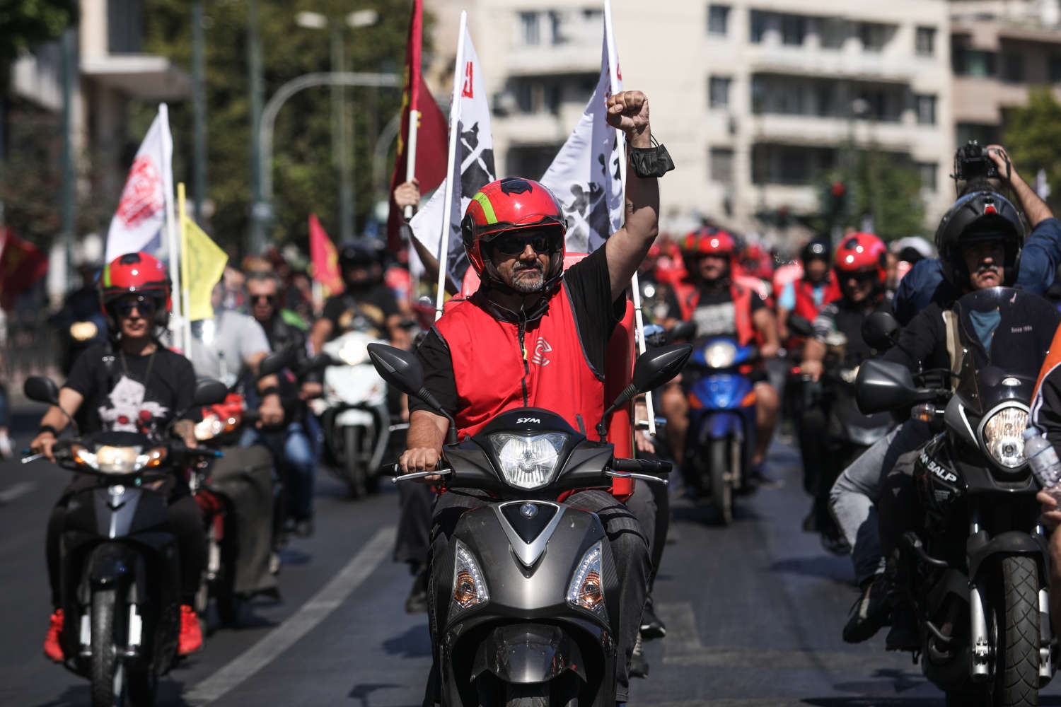 ΜΟΤΟΠΟΡΕΙΑ ΔΙΑΜΑΡΤΥΡΙΑΣ ΑΠΟ ΔΙΑΝΟΜΕΙΣ ΣΤΑ ΠΛΑΙΣΙΑ ΤΗΣ 24ωρης ΑΠΕΡΓΙΑΣ(EUROKINISSI/ΣΩΤΗΡΗΣ ΔΗΜΗΤΡΟΠΟΥΛΟΣ)