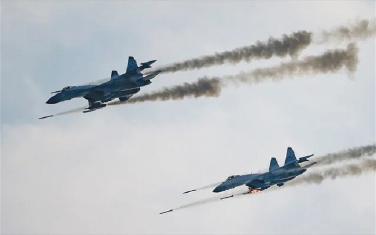 rosia-stratos-maxitika-su-35