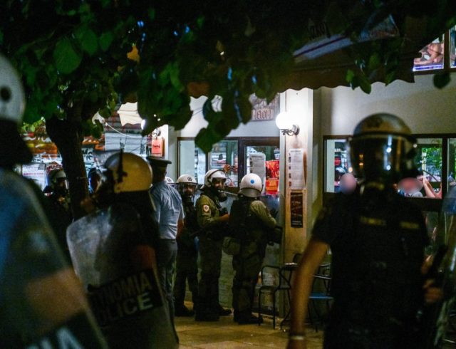 ΕΠΕΜΒΑΣΗ ΤΗΣ ΑΣΤΥΝΟΜΙΑΣ ΣΤΗ ΠΛ. ΕΞΑΡΧΕΙΩΝ ΓΙΑ ΤΗΝ ΑΠΑΓΟΡΕΥΣΗ ΦΕΜΙΝΙΣΤΙΚΗΣ ΠΟΡΕΙΑΣ ΓΙΑ ΑΠΟΠΕΙΡΑ ΒΙΑΣΜΟΥ – ΠΡΟΣΑΓΩΓΕΣ   (ΤΑΤΙΑΝΑ ΜΠΟΛΑΡΗ/EUROKINISSI)