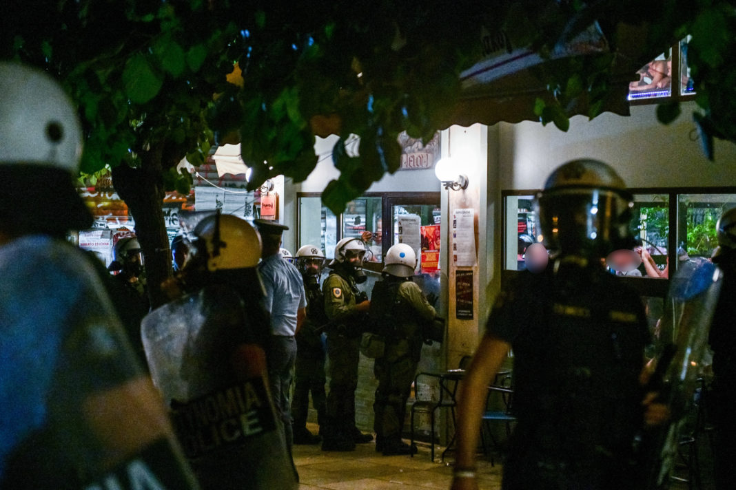 ΕΠΕΜΒΑΣΗ ΤΗΣ ΑΣΤΥΝΟΜΙΑΣ ΣΤΗ ΠΛ. ΕΞΑΡΧΕΙΩΝ ΓΙΑ ΤΗΝ ΑΠΑΓΟΡΕΥΣΗ ΦΕΜΙΝΙΣΤΙΚΗΣ ΠΟΡΕΙΑΣ ΓΙΑ ΑΠΟΠΕΙΡΑ ΒΙΑΣΜΟΥ – ΠΡΟΣΑΓΩΓΕΣ   (ΤΑΤΙΑΝΑ ΜΠΟΛΑΡΗ/EUROKINISSI)