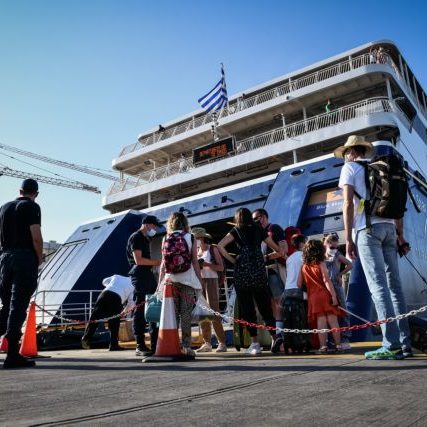 ΑΥΞΗΜΕΝΟΙ Η ΚΙΝΗΣΗ ΣΤΟ ΛΙΜΑΝΙ ΤΟΥ ΠΕΙΡΑΙΑ- ΑΥΣΤΗΡΟΙ ΕΛΕΓΧΟΙ ΓΙΑ ΤΑ ΑΠΑΙΤΟΥΜΕΝΑ ΠΙΣΤΟΠΟΙΗΤΙΚΑ COVID-19 ΓΙΑ ΤΗΝ ΕΙΣΟΔΟ ΤΩΝ ΕΠΙΒΑΤΩΝ ΣΤΑ ΠΛΟΙΑ  (ΤΑΤΙΑΝΑ ΜΠΟΛΑΡΗ/EUROKINISSI)
