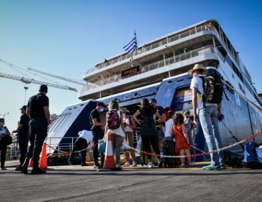ΑΥΞΗΜΕΝΟΙ Η ΚΙΝΗΣΗ ΣΤΟ ΛΙΜΑΝΙ ΤΟΥ ΠΕΙΡΑΙΑ- ΑΥΣΤΗΡΟΙ ΕΛΕΓΧΟΙ ΓΙΑ ΤΑ ΑΠΑΙΤΟΥΜΕΝΑ ΠΙΣΤΟΠΟΙΗΤΙΚΑ COVID-19 ΓΙΑ ΤΗΝ ΕΙΣΟΔΟ ΤΩΝ ΕΠΙΒΑΤΩΝ ΣΤΑ ΠΛΟΙΑ  (ΤΑΤΙΑΝΑ ΜΠΟΛΑΡΗ/EUROKINISSI)