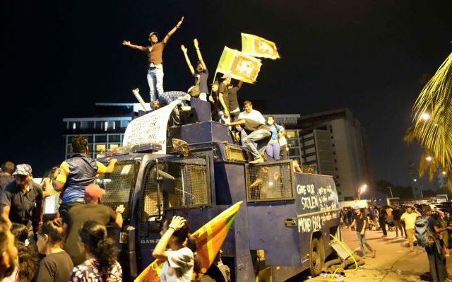 sri-lanka-demonstrations-02