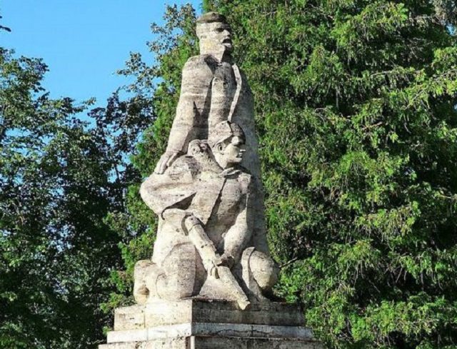 latvia-monument