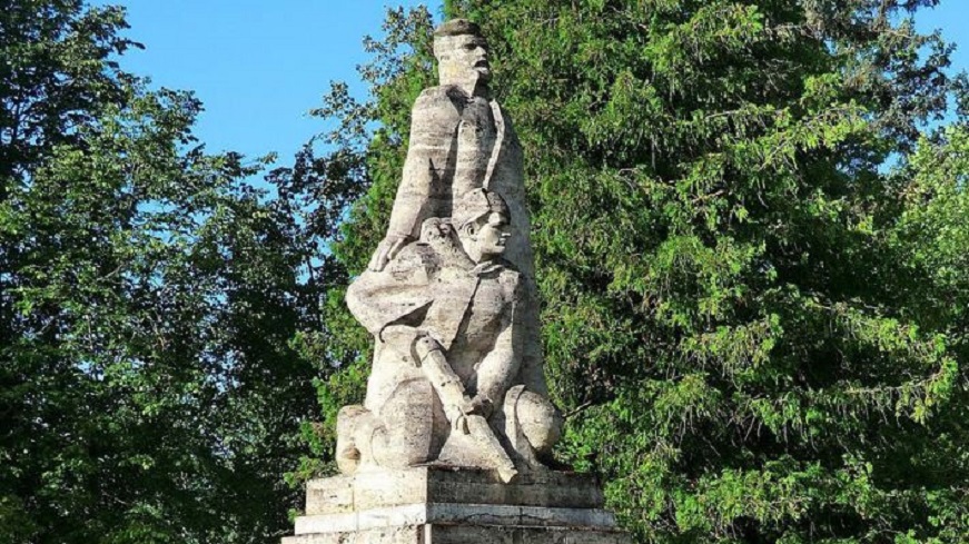 latvia-monument