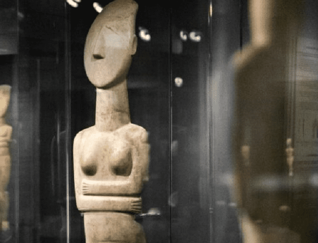 μυρ