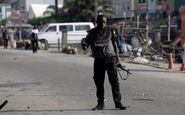 nigeria-police-protest-03