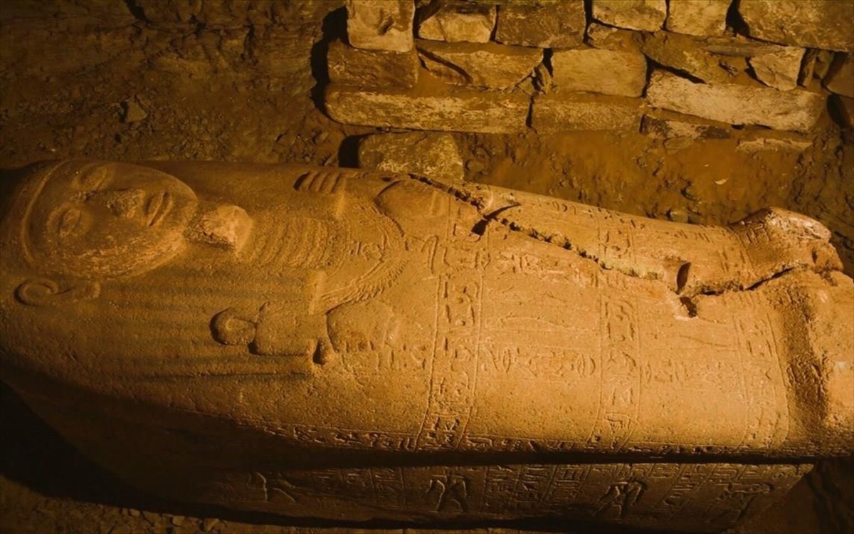 sarkofagos-apo-tin-epoxi-tou-ramsi-b-anakalufthike-sti-nekropoli-sakkara