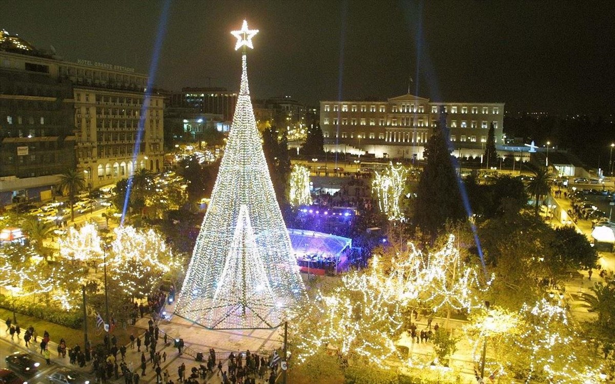 xristougenna-stin-athina-i-poli-stelnei-minuma-giortis