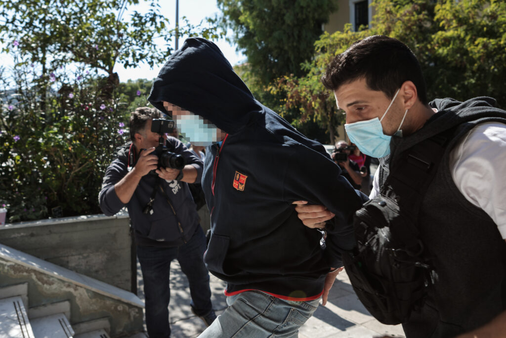 ΑΠΟΛΟΓΙΑ ΣΤΟΝ ΕΙΣΑΓΓΕΛΕΑ ΤΟΥ 53ΧΡΟΝΟΥ ΠΟΥ ΚΑΤΗΓΟΡΕΙΤΑΙ ΟΤΙ ΒΙΑΖΕ ΚΑΙ ΕΞΕΔΙΔΕ 12ΧΡΟΝΗ ΚΑΙ 42ΧΡΟΝΟΥ ΠΟΥ ΕΧΕΙ ΣΥΛΛΗΦΘΕΙ ΒΑΣΗ ΕΝΤΑΛΜΑΤΟΣ(ΒΑΣΙΛΗΣ ΡΕΜΠΑΠΗΣ/EUROKINISSI)