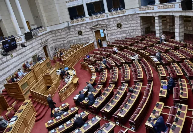 vouli318_intime.jpg
