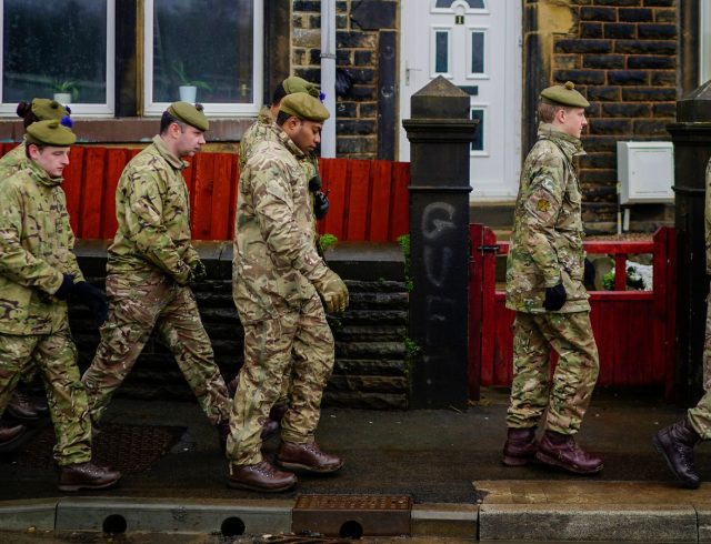 skynews-troops-flood-defences_4950569