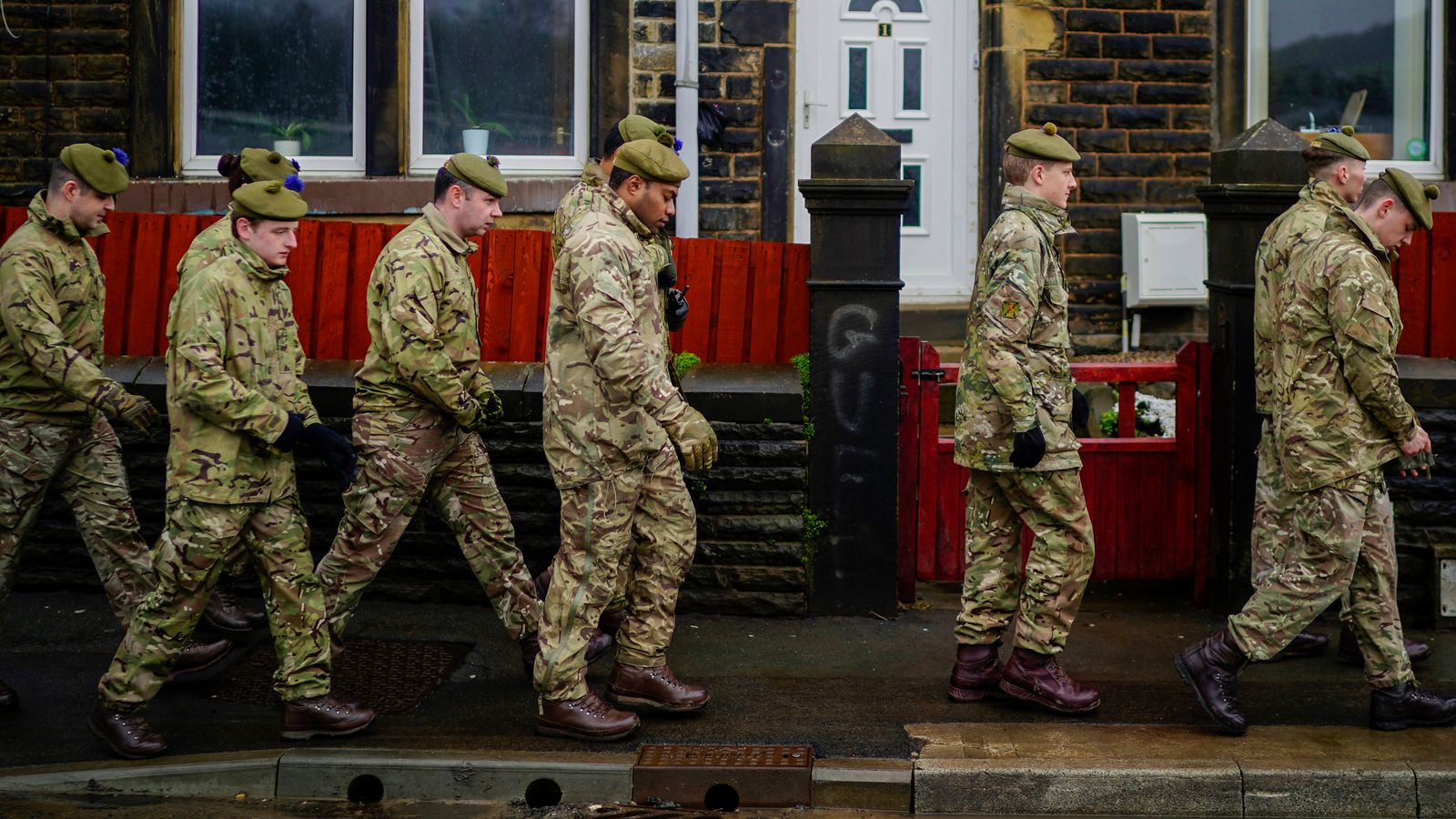 skynews-troops-flood-defences_4950569