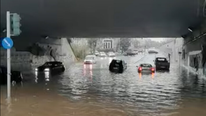 Κυκλοφοριακό χάος στην Αττική λόγω της καταιγίδας-Προβλήματα σε Δυτική και Κεντρική Ελλάδα | Ημεροδρόμος