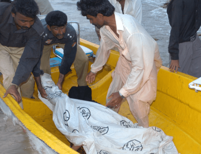 pakistan_-_lake_-_accident