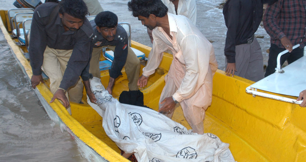 pakistan_-_lake_-_accident